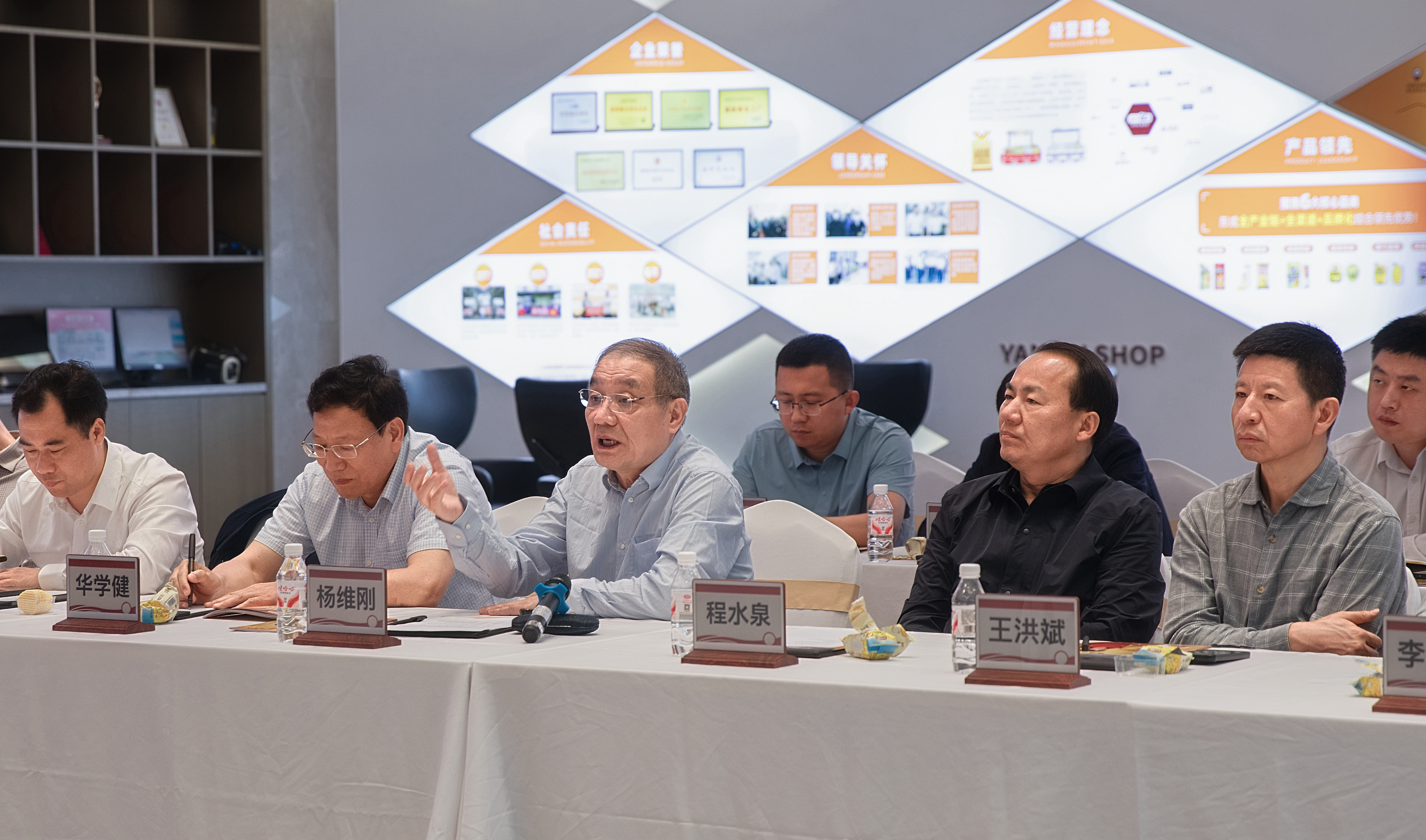 第十四屆全國人大代表、湖南省十三屆人大常委會副主任楊維剛一行蒞臨鹽津鋪子調研